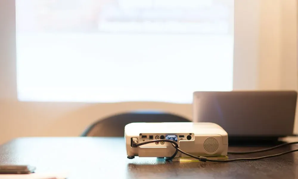 Cara Menghubungkan Proyektor dengan Kabel
